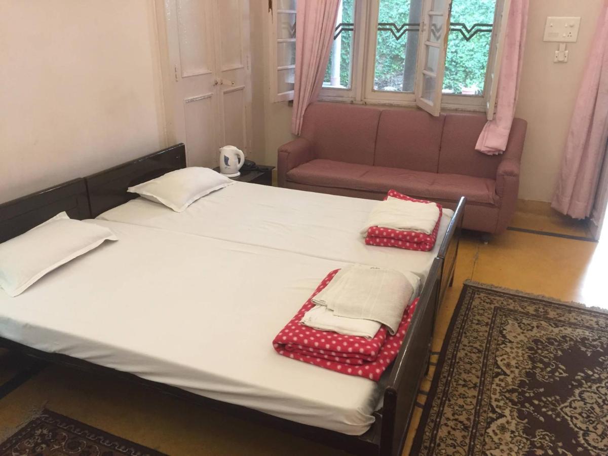 Hotel White House Dehradun Buitenkant foto