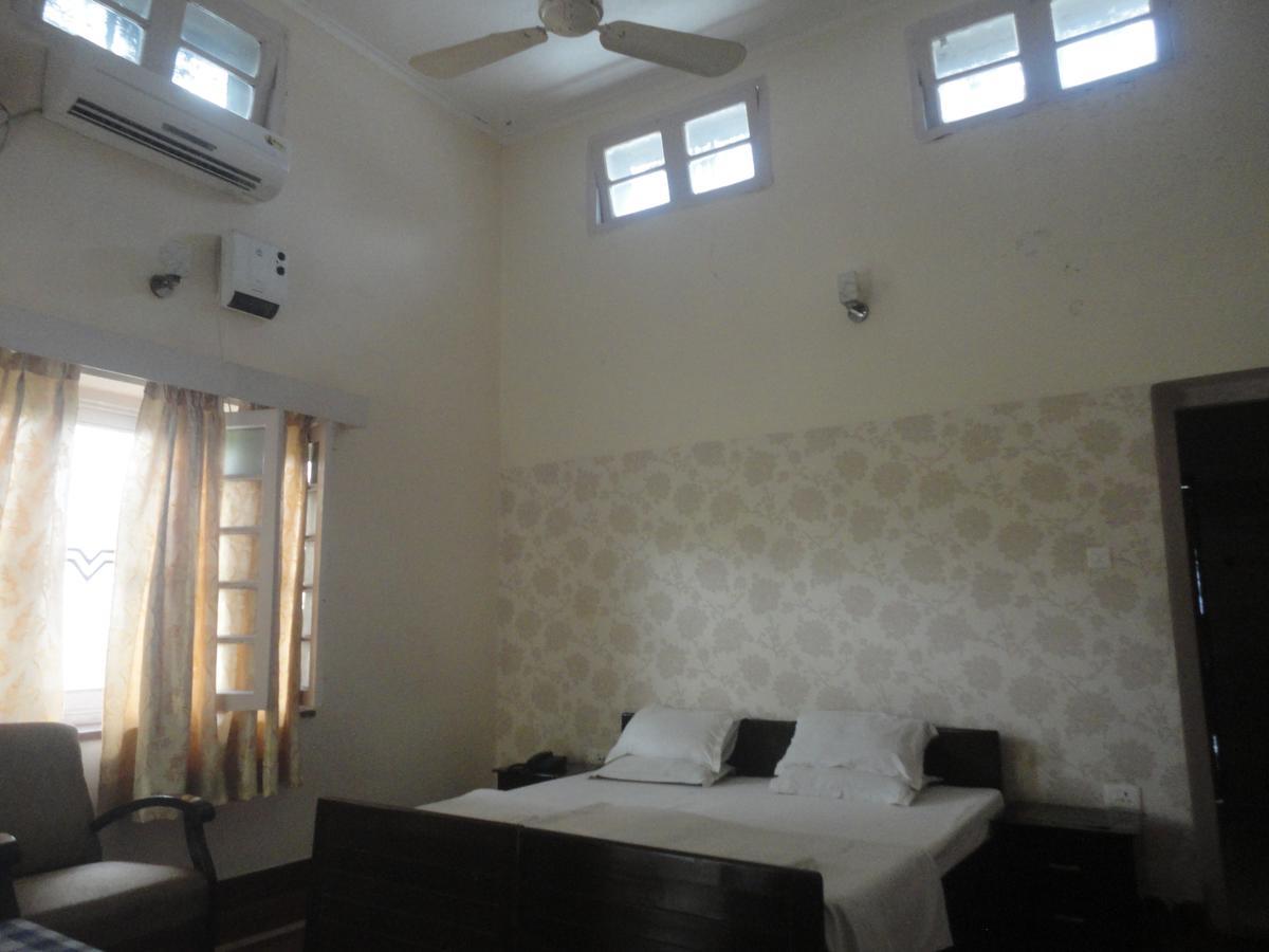 Hotel White House Dehradun Buitenkant foto